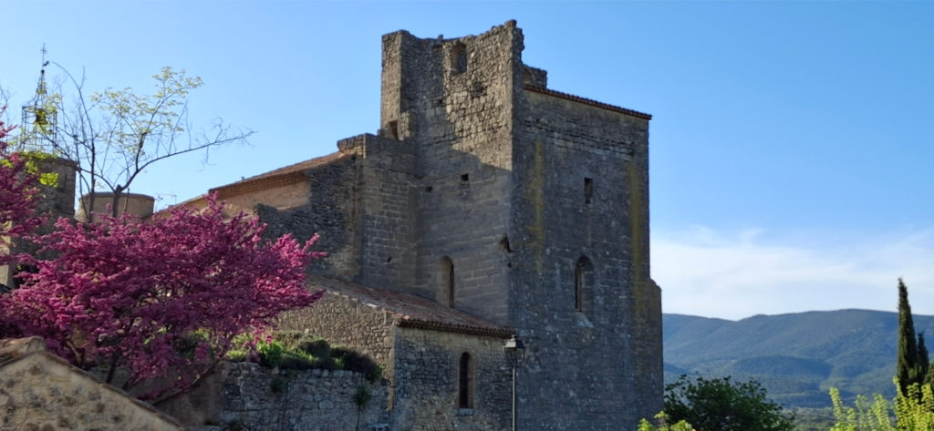 L'église de Grambois et ses fortifications vues depuis les Terrasses d'Antonin.