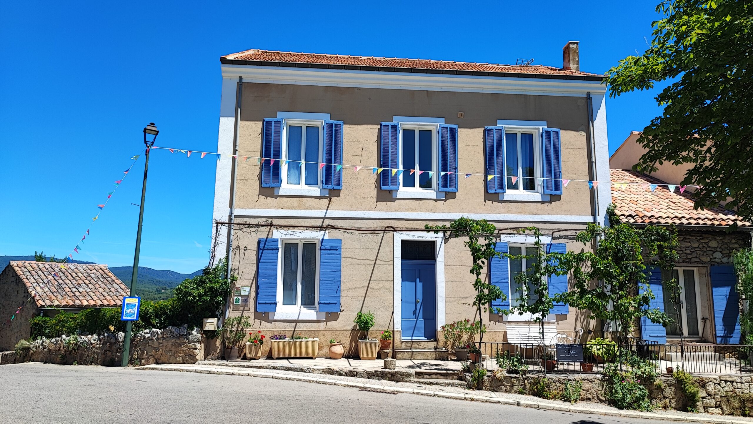 La façade des Terrasses d'Antonin depuis la Place des Remparts